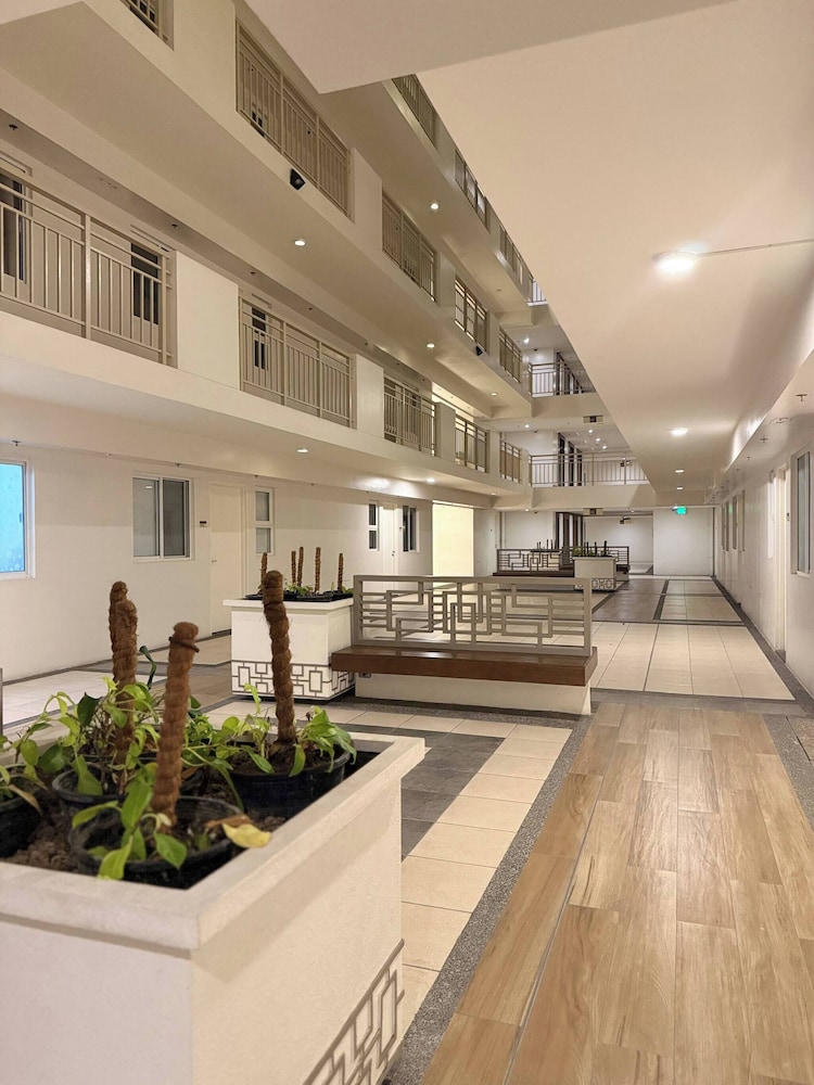 Aesthetic Cozy Apartment Condo With Pool Balcony & Deck