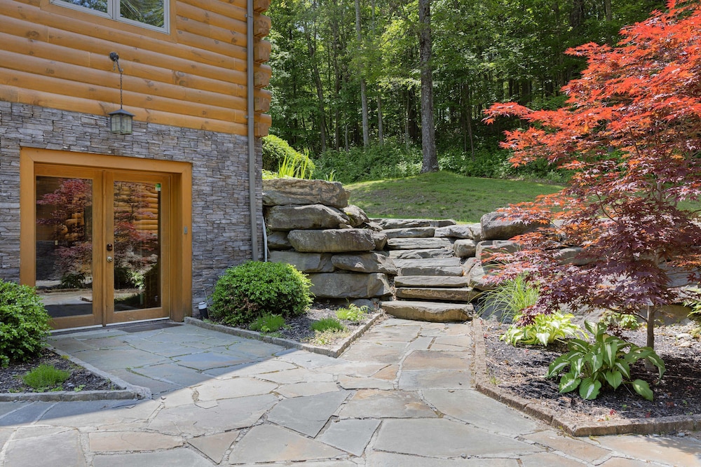 Luxury Private Estate w Pool Near Rhinebeck