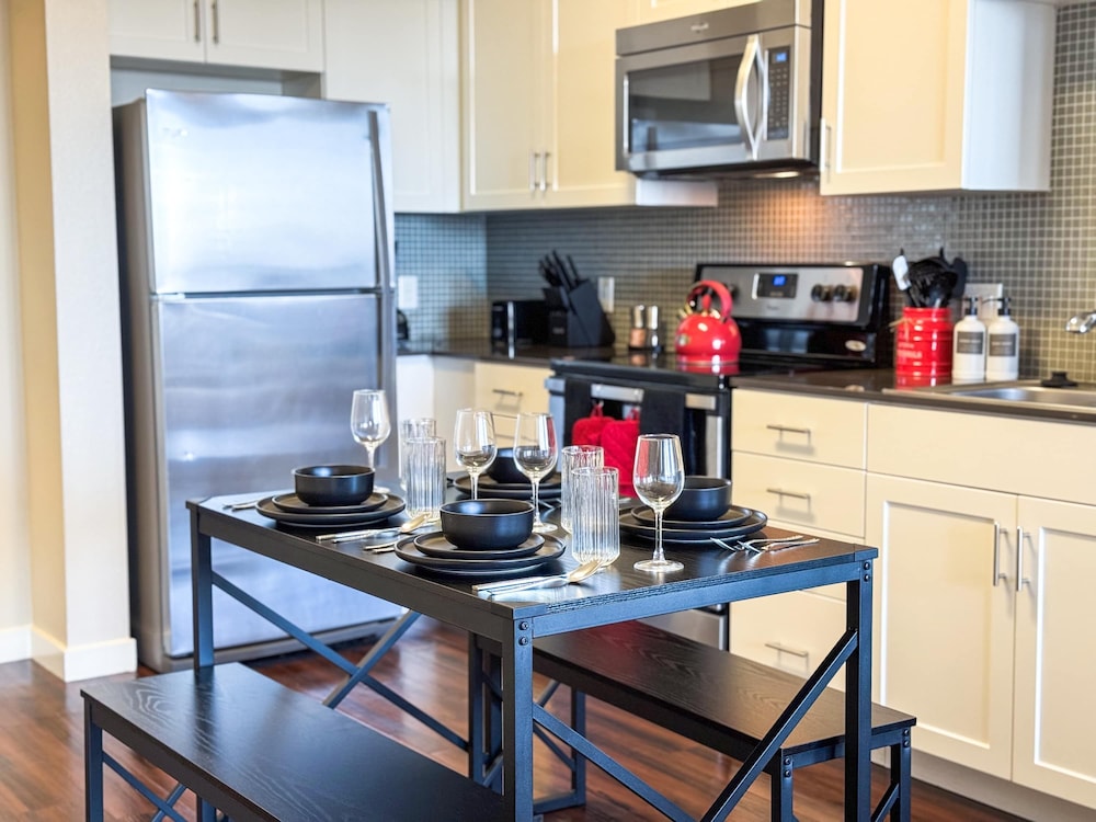 Stylish Getaway W Pool GYM Parking 10 Min to Cedar