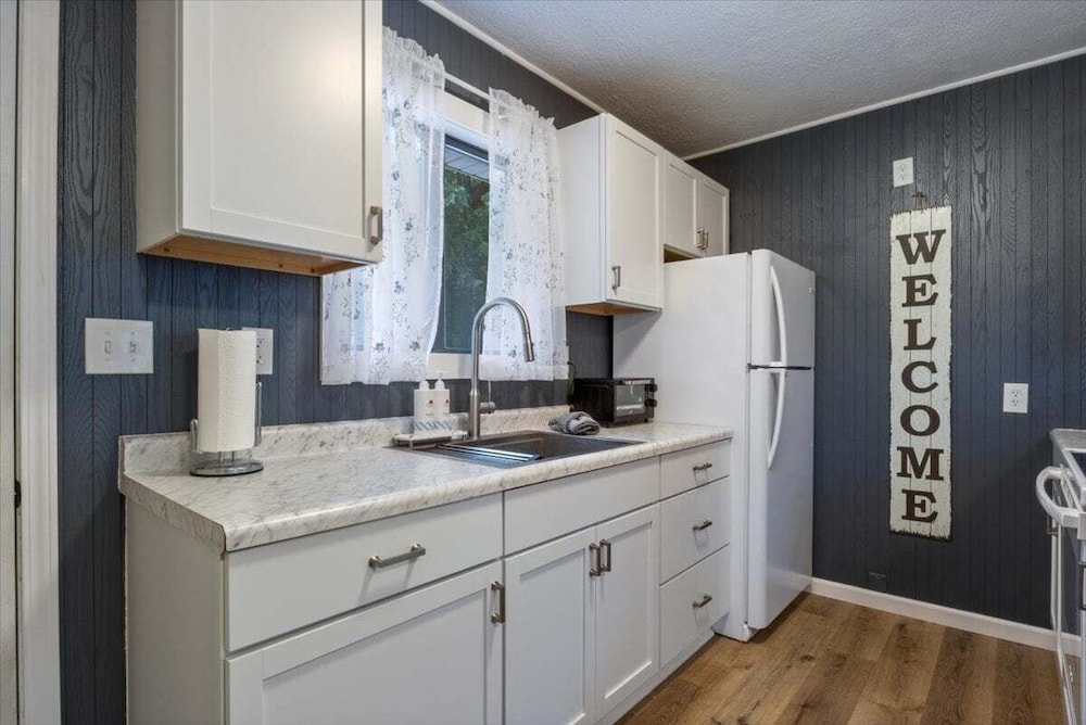 Lakefront Home, Private Dock + Kayaks,arcade Games, Pet Friendly