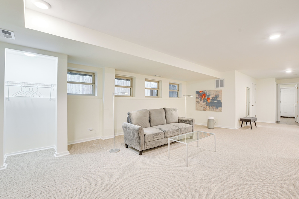 Walk to Lake Michigan: Chicago Apt w/ Deck