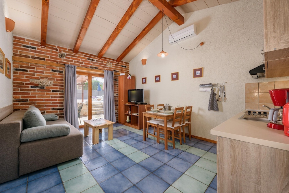 Nice Apartment With Pool