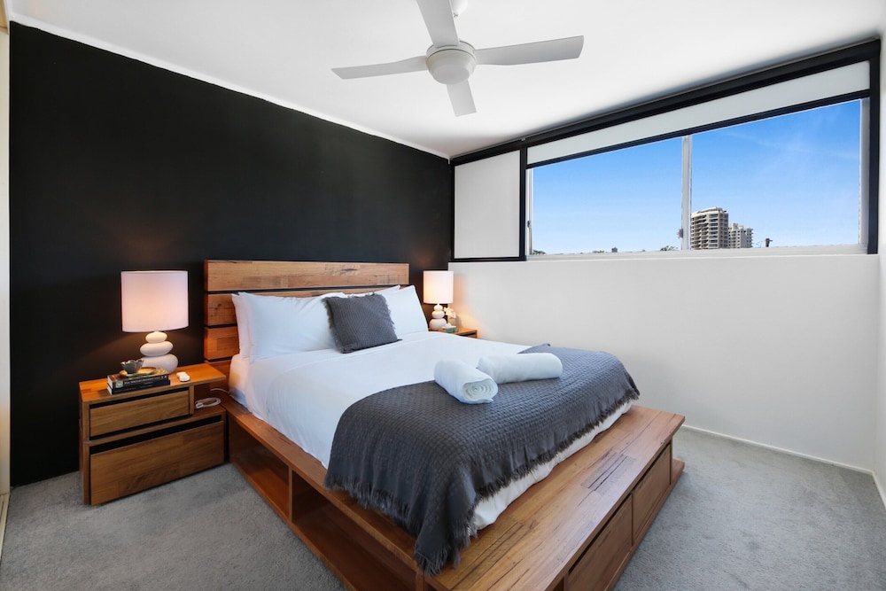 Stylish 2-bed in Surfers Paradise With River Views