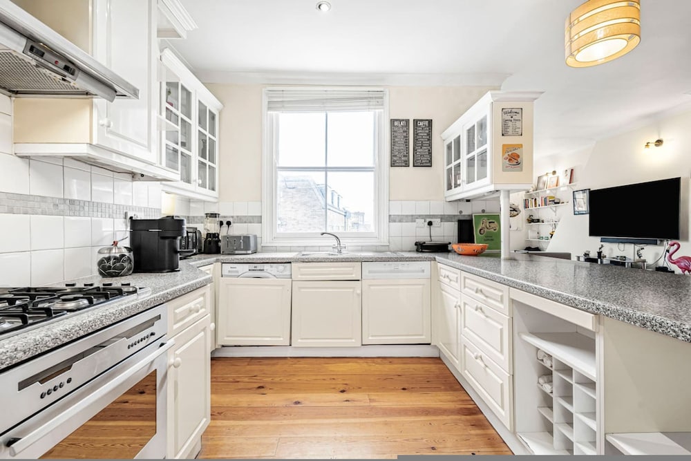 Elegant 1BR Apartment in Kensington With Balcony