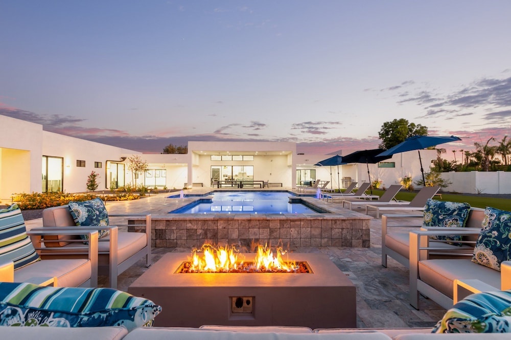 Luxe - Modern Mansion - Private Resort