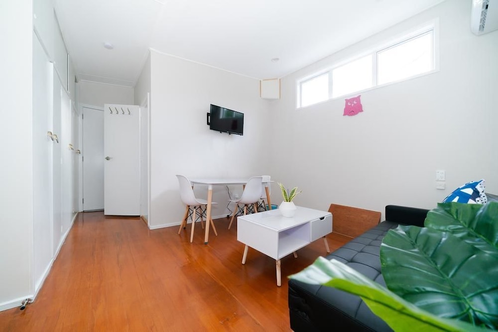 Takapuna Central Spacious & New Home