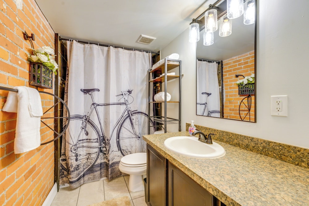 1 Mi to Dtwn! Riverside Corktown Loft on 2nd Floor