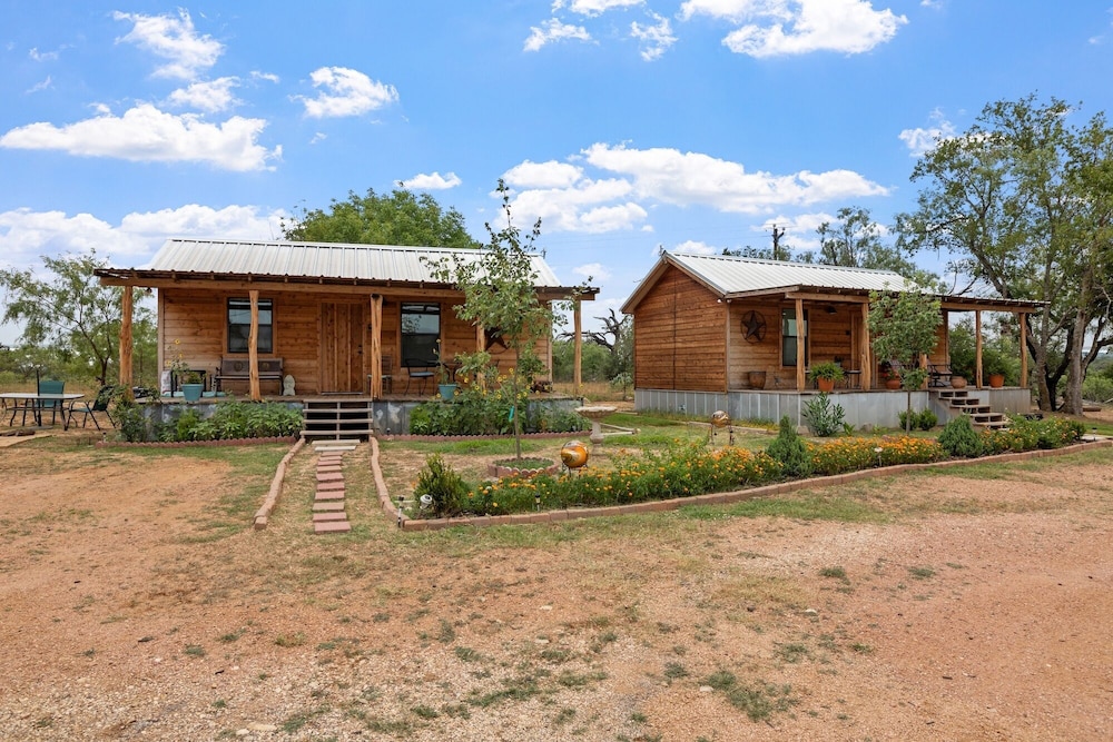 Hr 4 - The Sunflower Cottage 1 Bedroom Cabin by RedAwning view 3