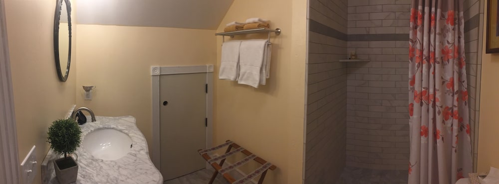 Kelley & Young Wine Garden Inn