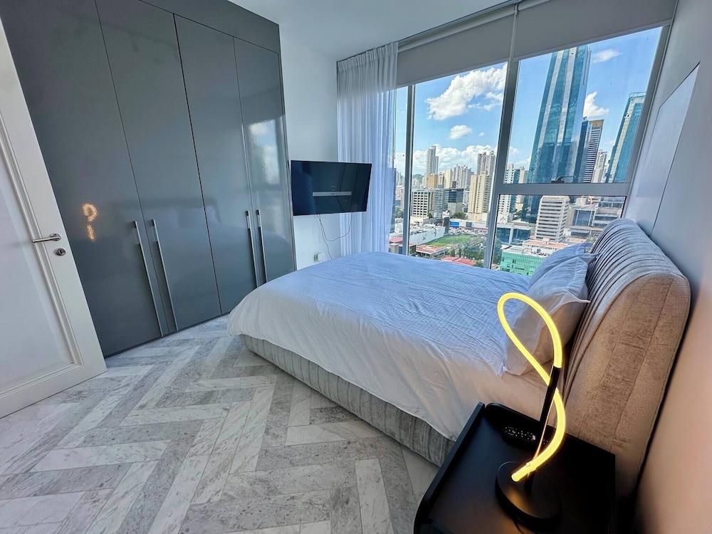 Luxury apt in Panama City 2 Rooms 3 Baths & Office