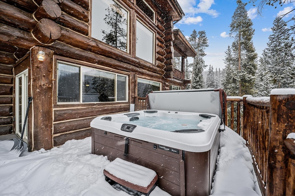 Modern Log Cabin 5 Bedroom Home by RedAwning