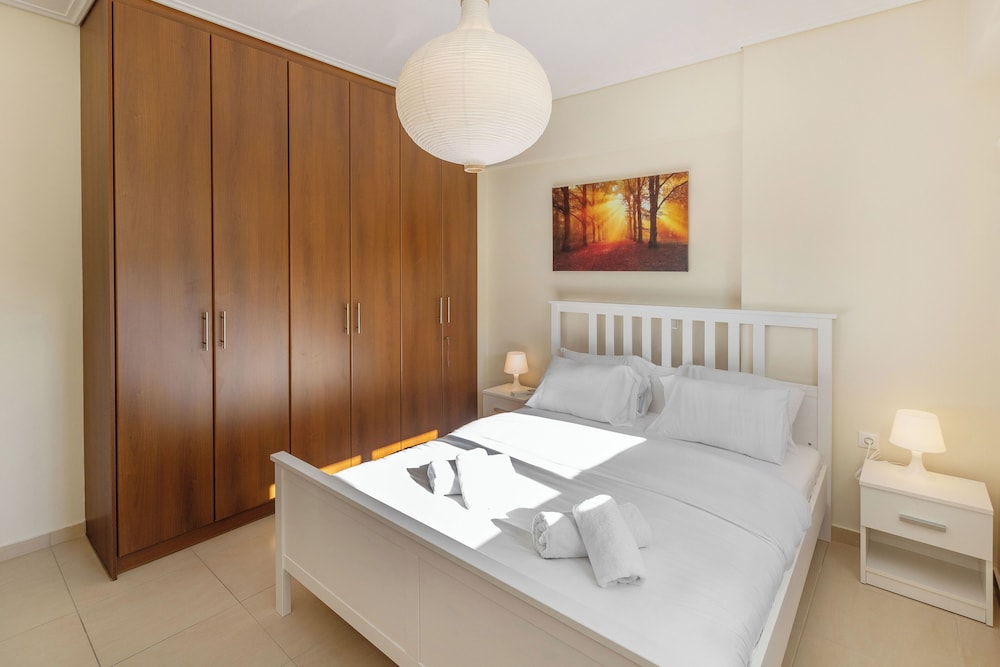 Urban Oasis with Acropolis Views by GHH