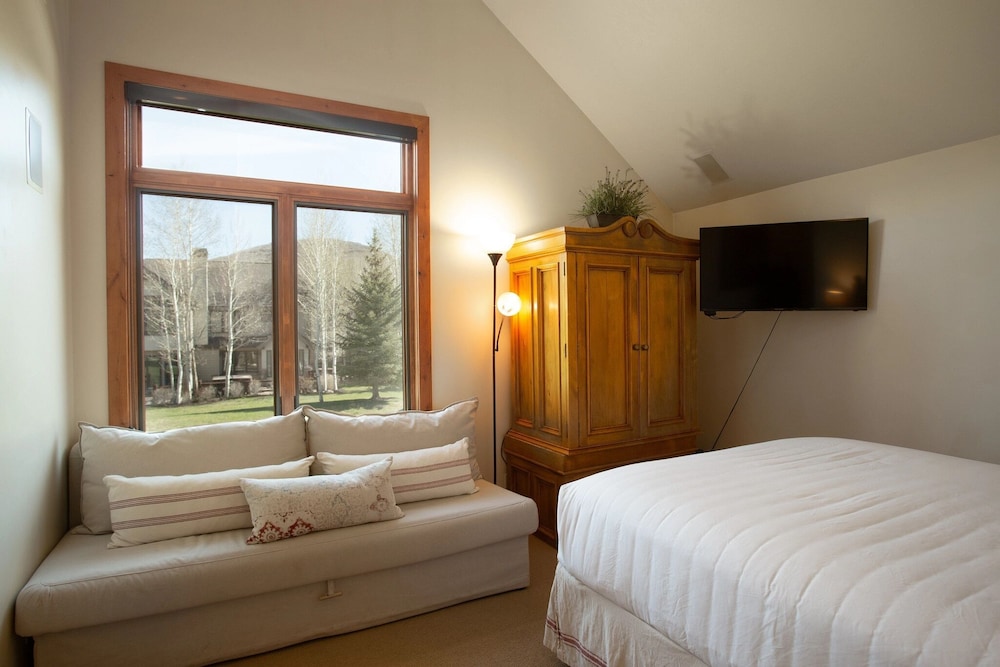 Deer Lake Village at Deer Valley Resort - Four Bedroom Condo with Hot Tub #2477 4 Condo