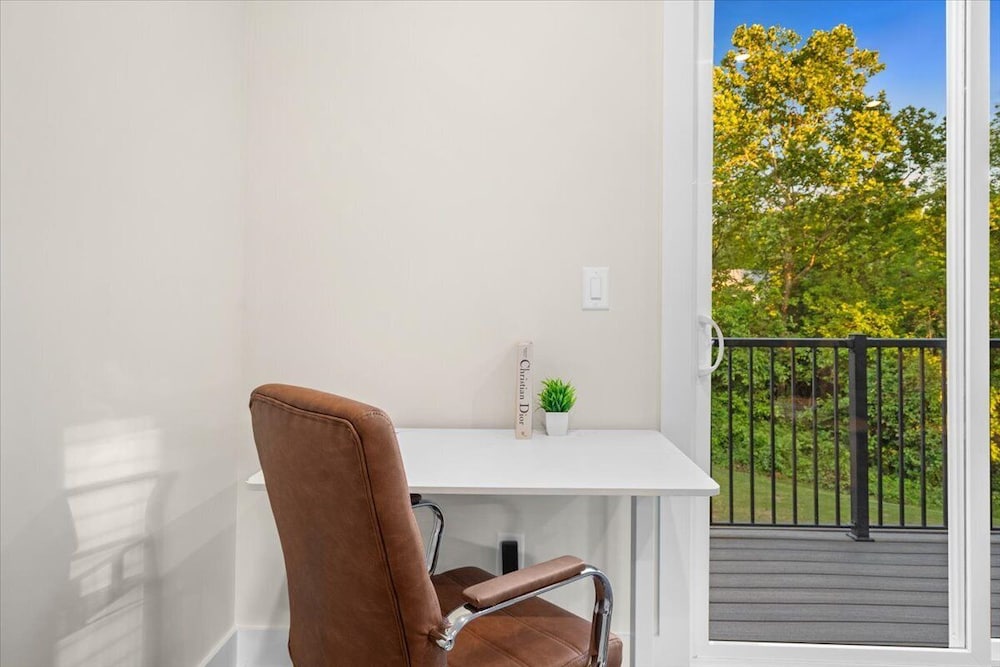 Luxe King 3BR Townhouse in Uptown CLT