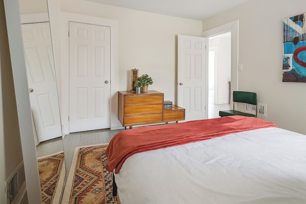 Detroit 6BR House Wifi, Parking, Pet Friendly