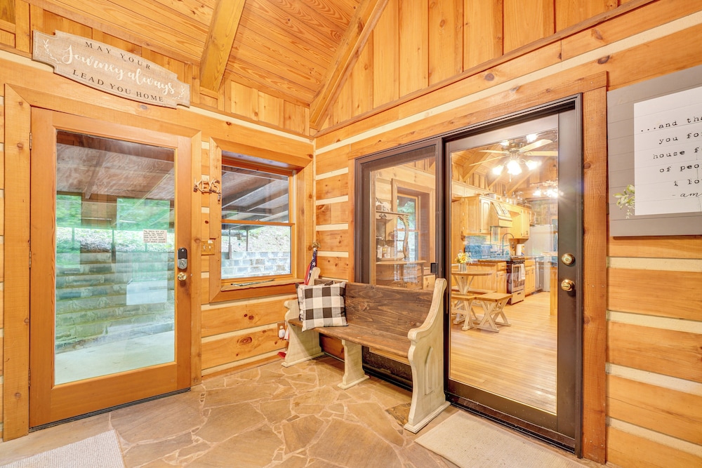2 Mi to Gsmnp: Peaceful & Scenic Cabin w/ Deck