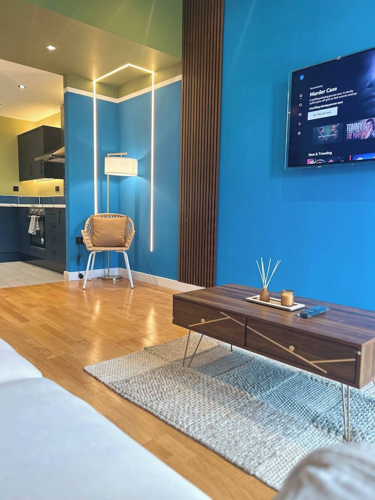Modern City Blue Apartment Next To The AO Arena Free Parking
