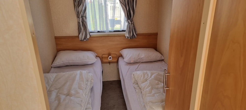 Lovely Caravan at Ingoldmells Just Behind Sealands view 5
