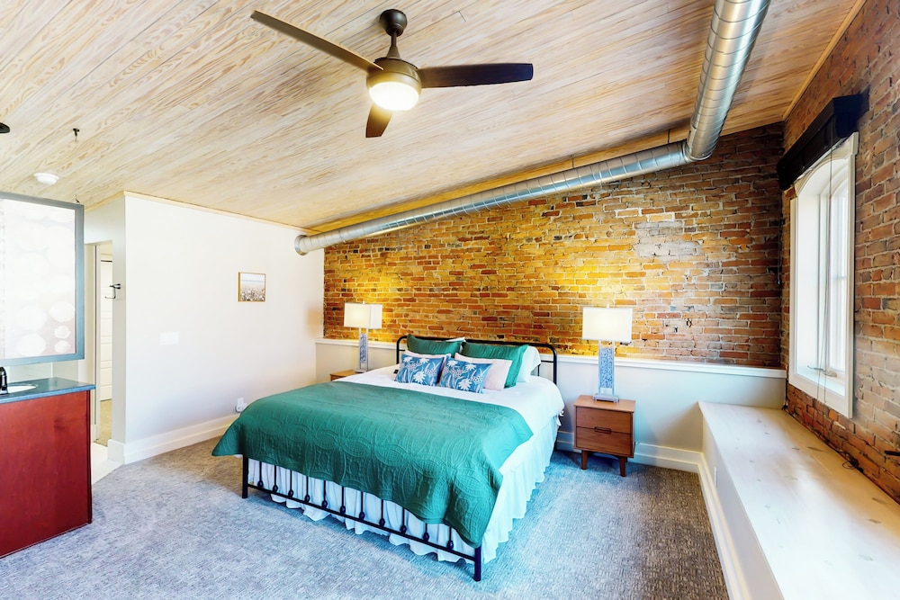 2BR Updated Dtwn Condo: Streaming, Patio, W & D