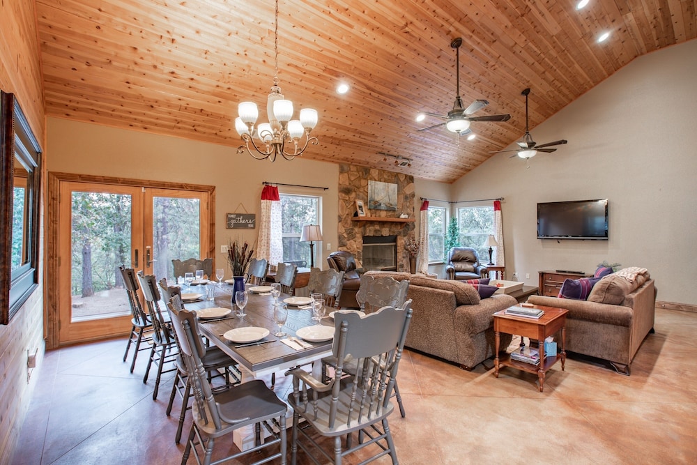 Mountain Retreat with Hot Tub Pool Table - Just over 1 hour to Squaw Valley Resort! by RedAwning - Property Image 3