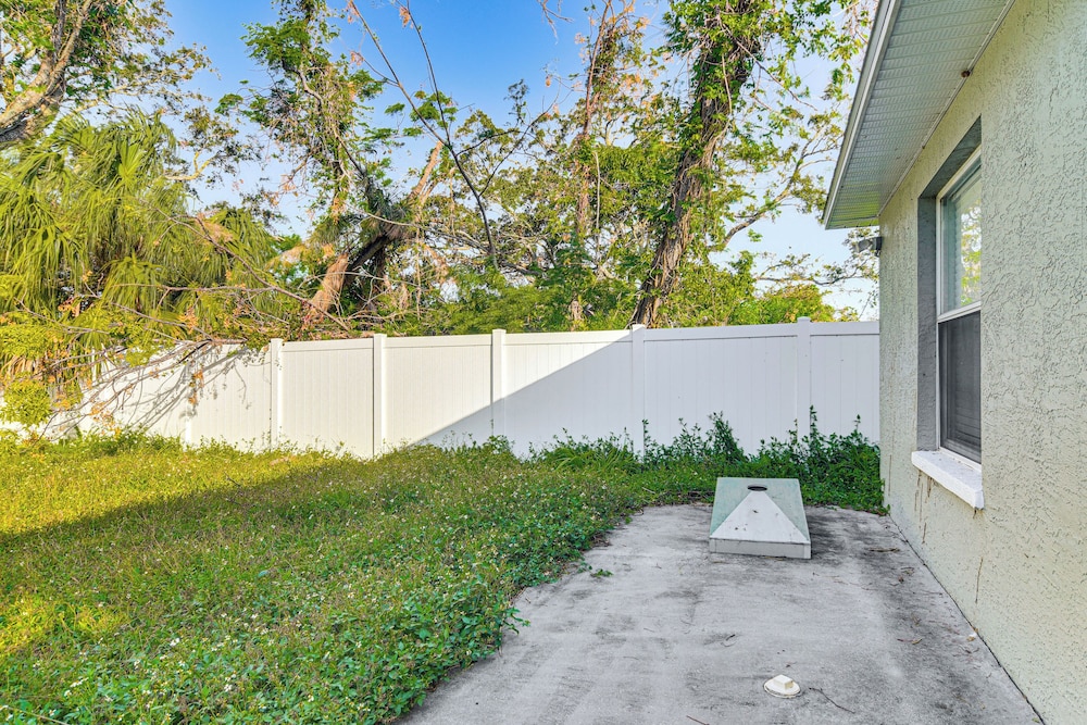 3 Mi to Clearwater Beach: Home w/ Patio & Grill!
