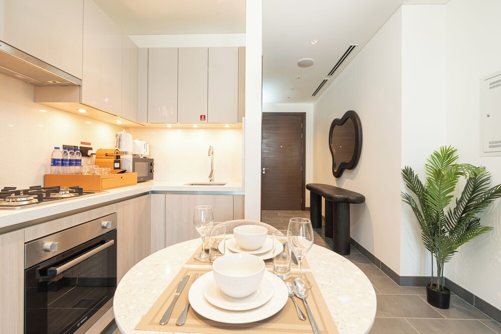 PVH - Stylish 1BR with Study - The Crest
