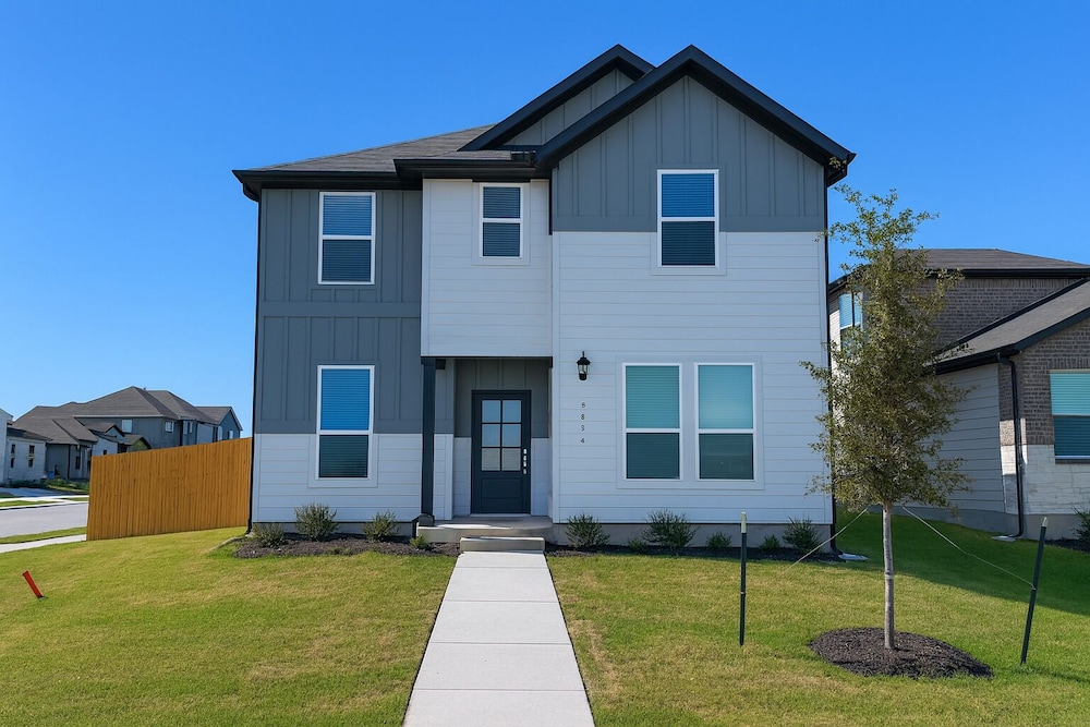 Modern 4BR New Home w Luxury Touches