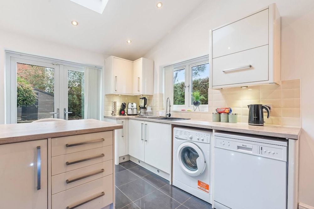 Beautiful 5 Bedroom Home in Coventry 14min to NEC
