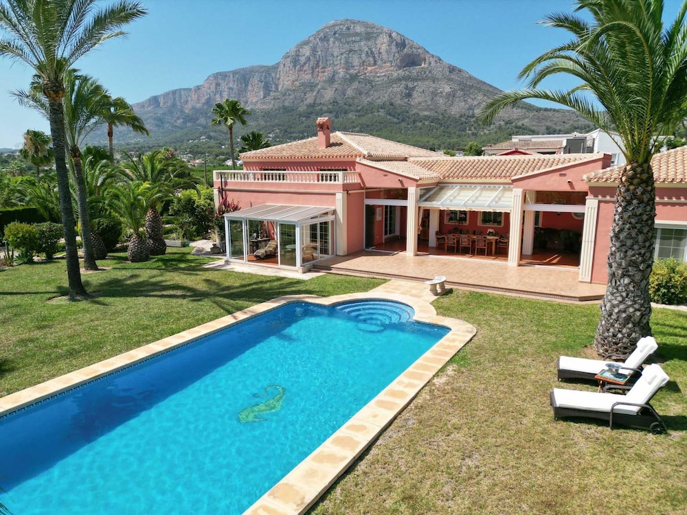 Mozamb in J vea With 4 Bedrooms and 3 Bathrooms