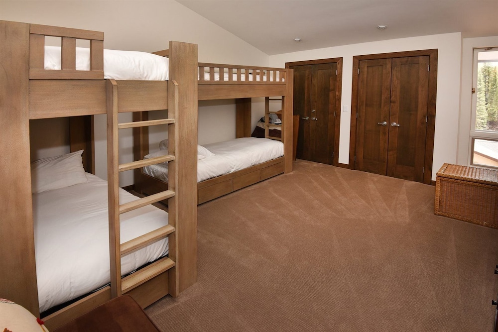 Chic 3BR Condo in Lionshead Village - Ski-in/ski-out at Eagle Bahn Gondola