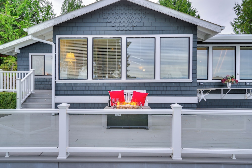 1/4 Mi to Beach: Family Home w/ Spacious Deck!