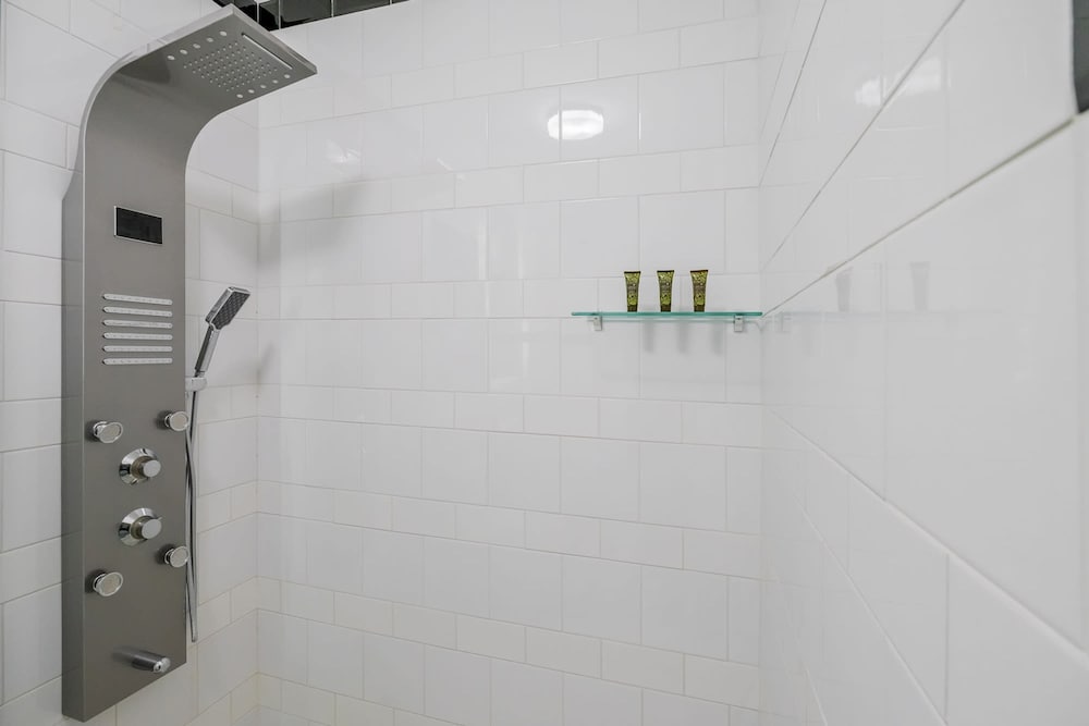 w Radiant Loft w Fabulous Deco in Santa Ana