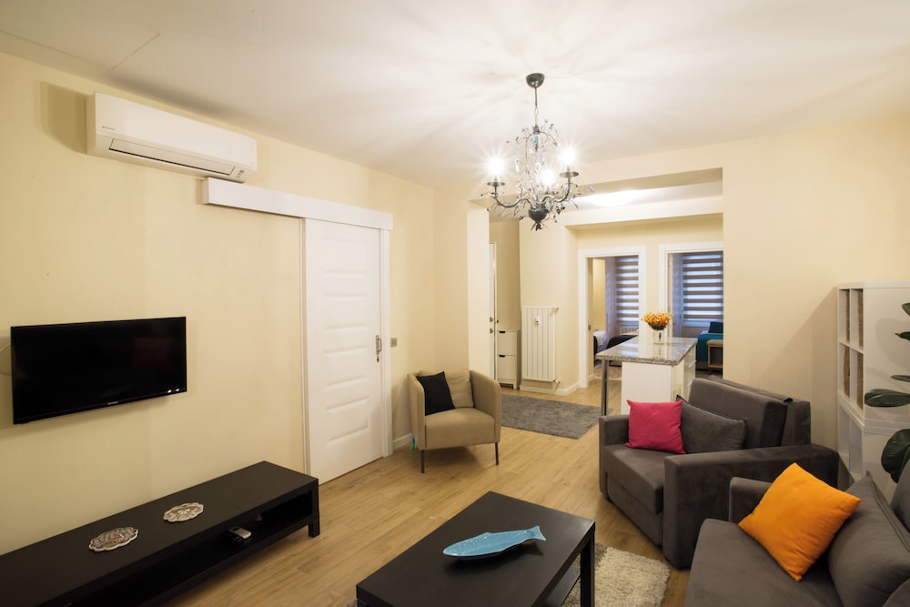 Big Cute Flat with Patio in Beyoglu