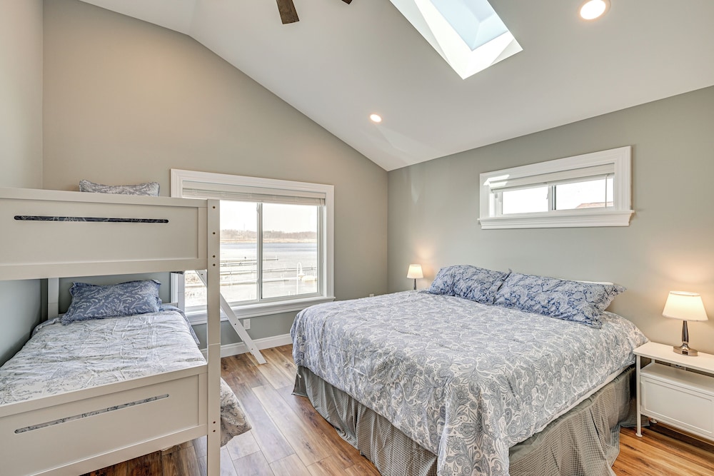 Views, Swimming & Family Fun: Chapman Lake Retreat