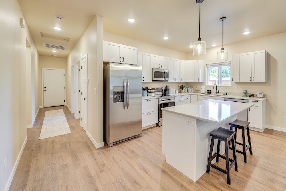 Family-friendly Florence Home: 3 Mi to the Coast!