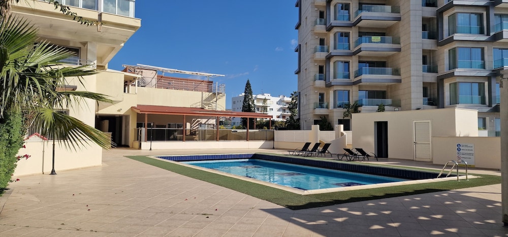 Marathon Beach Apartment With Shared Pool