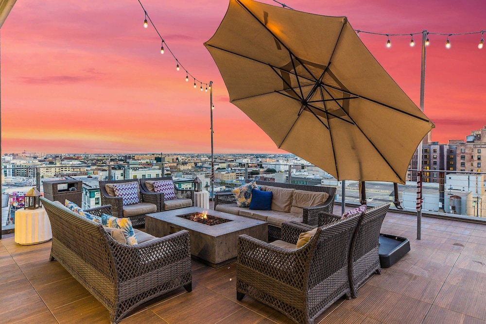 Stylish Deluxe 1BR At HWH by Oneluxstay