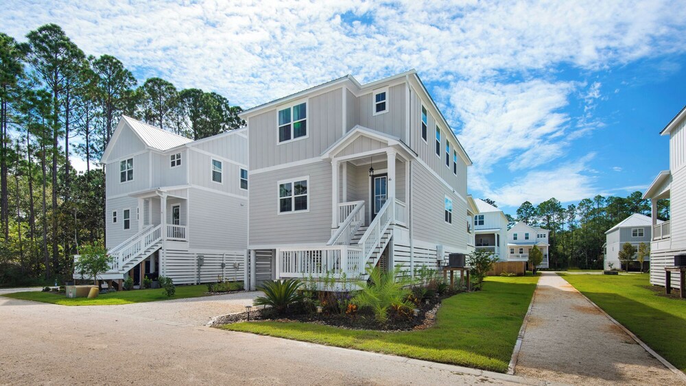 4BR Home With Deck & Grill Fun + Free Attraction Tickets!