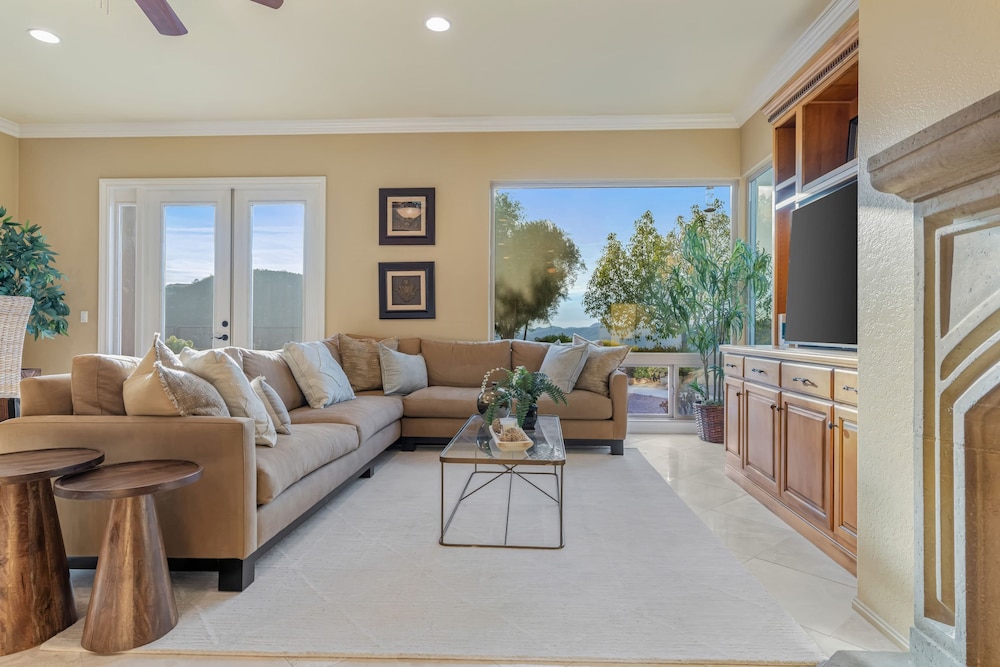 Cleveland Vista by Avantstay Pool Hot Tub Fire Pit Panoramic Views
