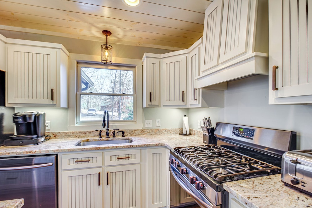 Hot Tub & Movie Room: Updated Cabin in Ellijay!