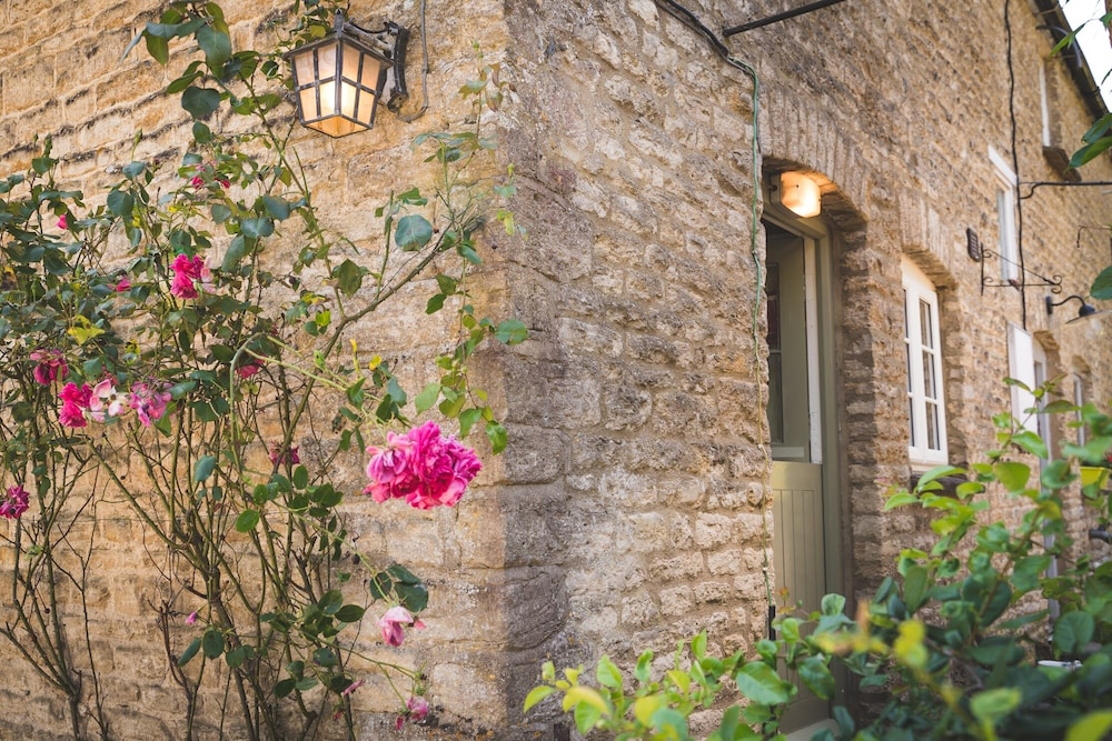Stunning 2 Bed Cottage in Fordwells view 5