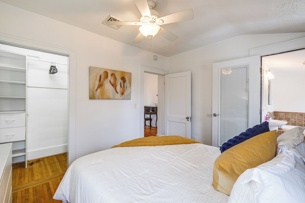 < 3 Mi to Dtwn Roanoke: Inviting Unit w/ Balcony