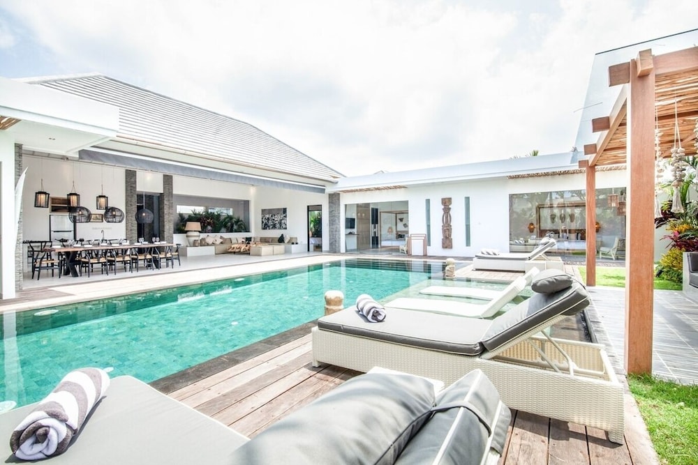 Contemporary 4BR Villa, 400m to Canggu Shore