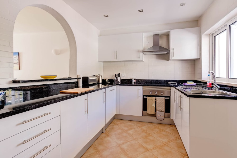 Elizabet Modern Apartment in the Heart of the Ci
