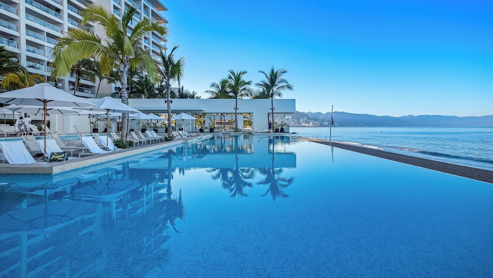 Stunning Beachfront Condo - Sea Views