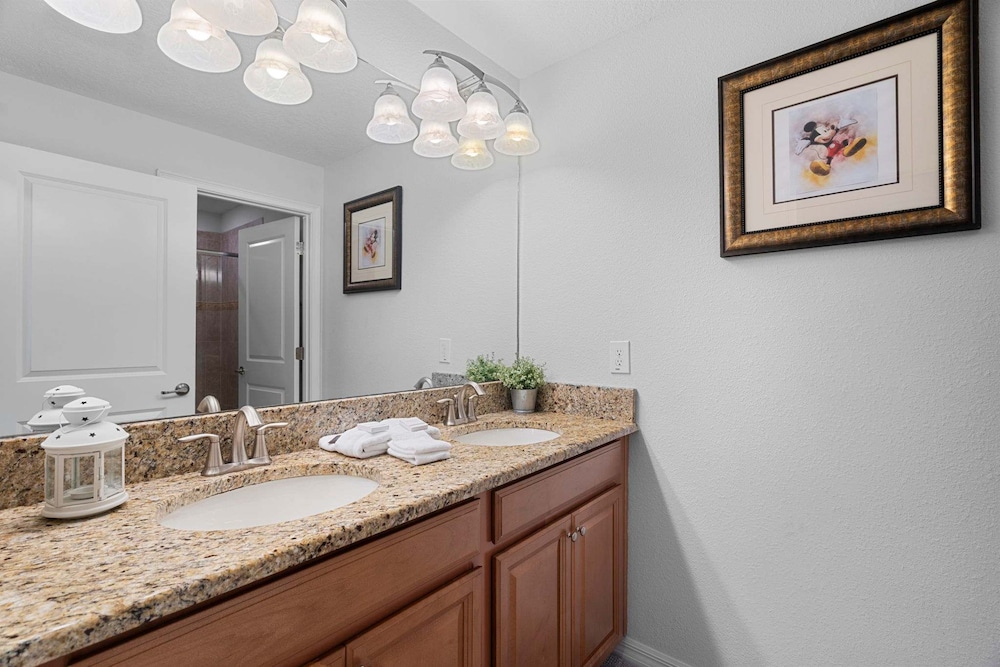 4BR Townhome With Pool at Storey Lake