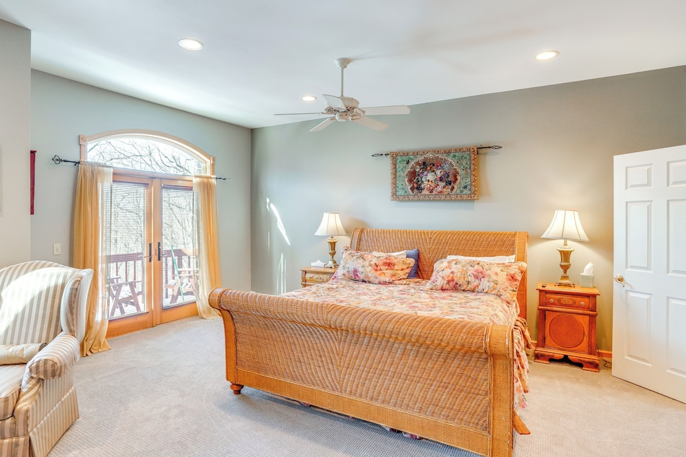 < 1 Mi to Hunter Mtn: Spacious Home w/ Hot Tub!