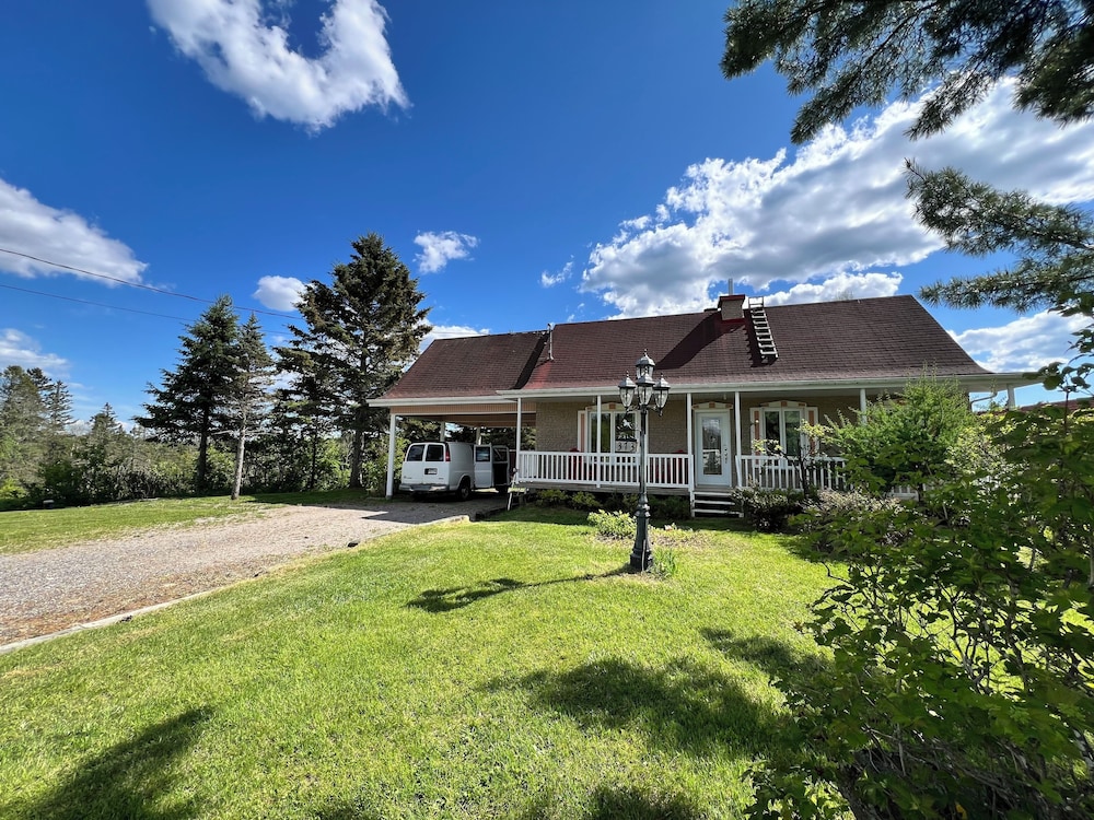 Saguenay-lac-saint-jean Getaway 3-bedroom Holiday Cottage With Garden View