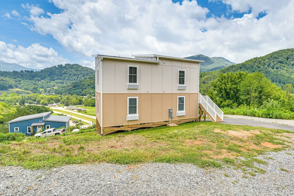 Hike & Ski: Mtn-view Retreat in Maggie Valley!