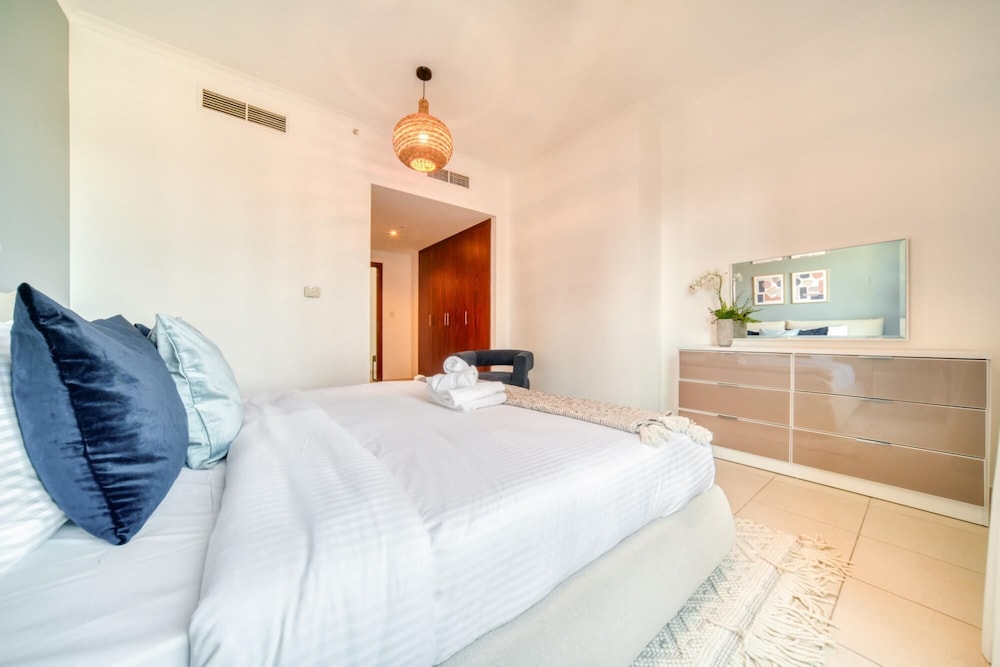 Urban Chic Downtown Apt w Dubai Fountain Views